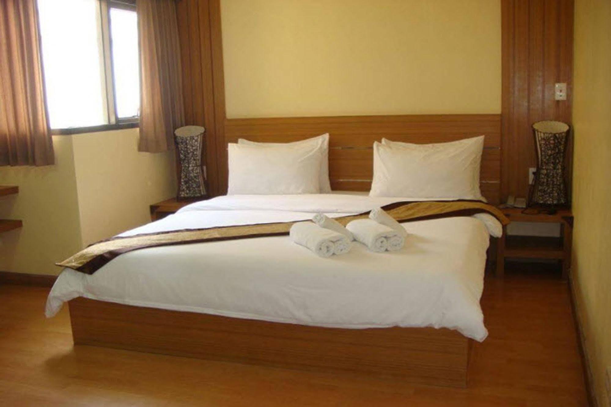 King Royal Garden Inn Banguecoque Exterior foto